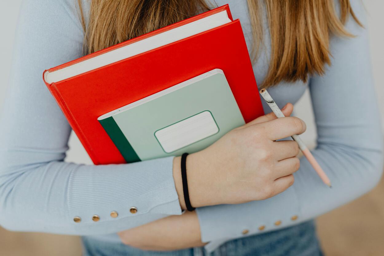 Studente con libri corso sicurezza